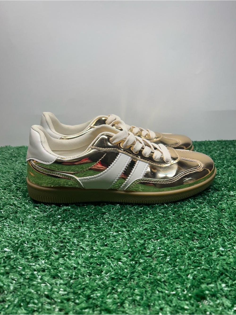 Madden Girl Kory Gold Metallic Low Top Retro Sneakers Womens Size 7 White Stripe